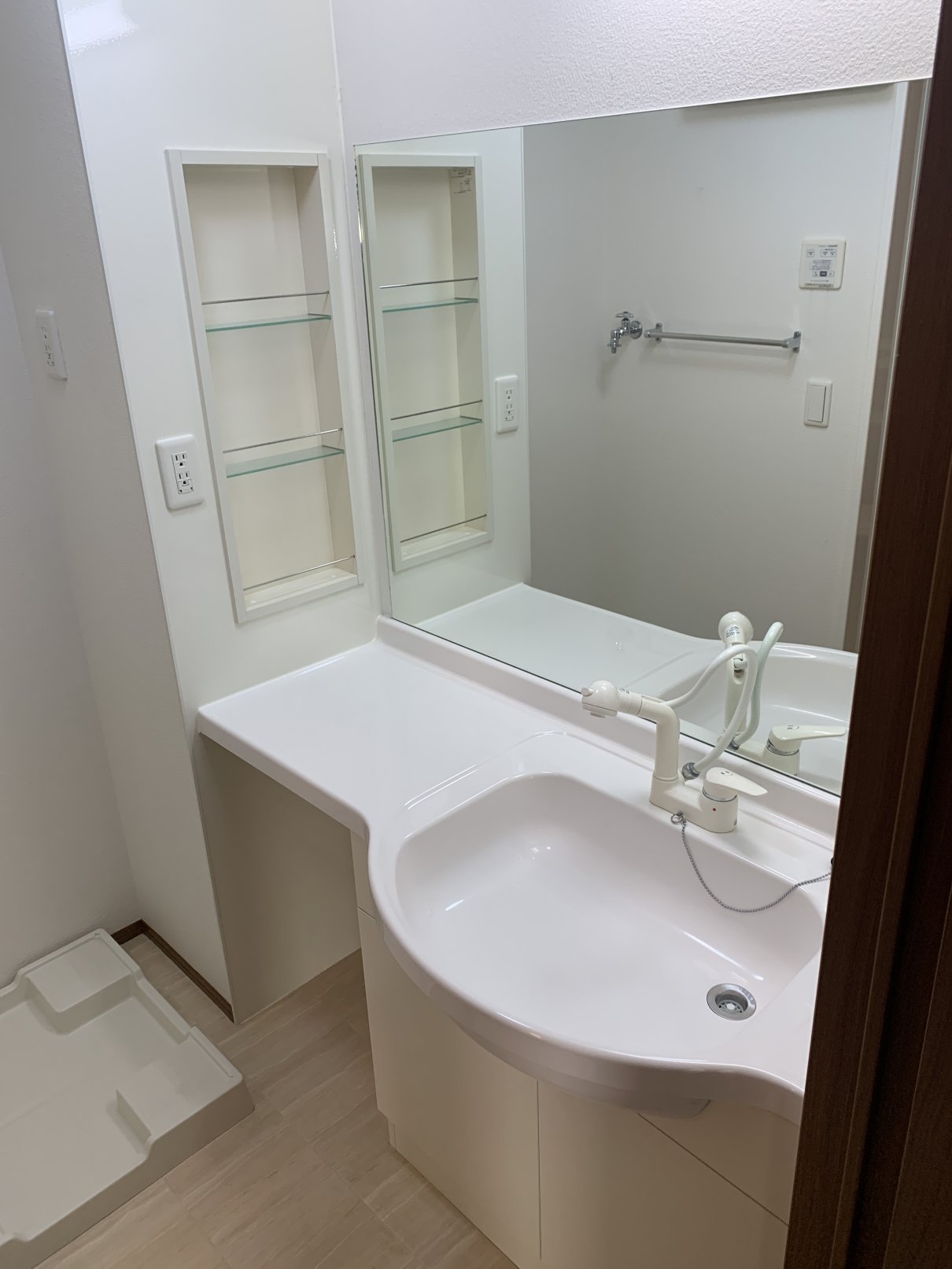 洗面設備　鏡の大きいカウンタータイプの洗髪洗面化粧台