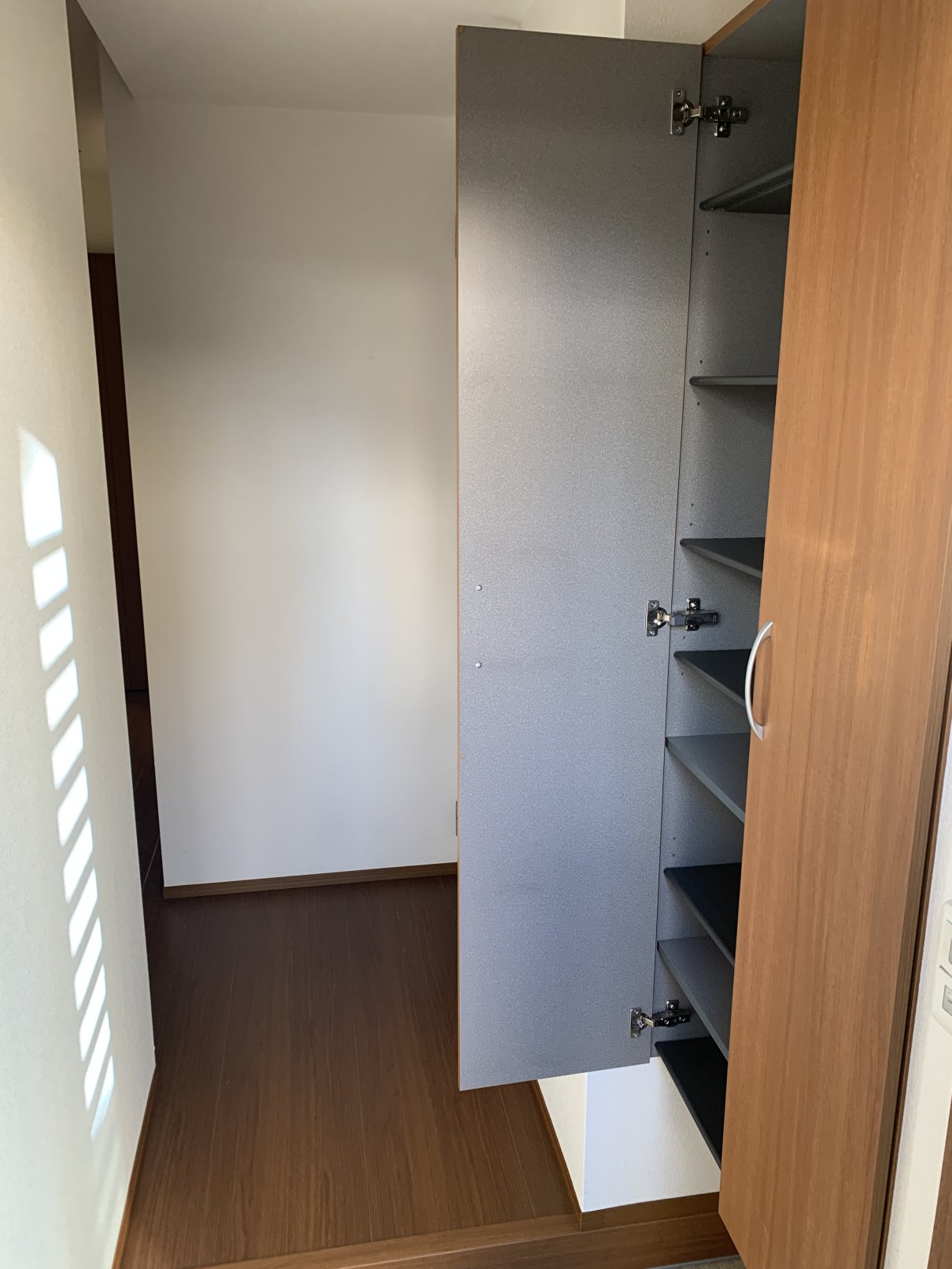 玄関　収納たっぷりの下駄箱