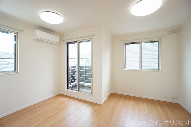 居室・リビング　採光窓が多く明るく開放感があります☆