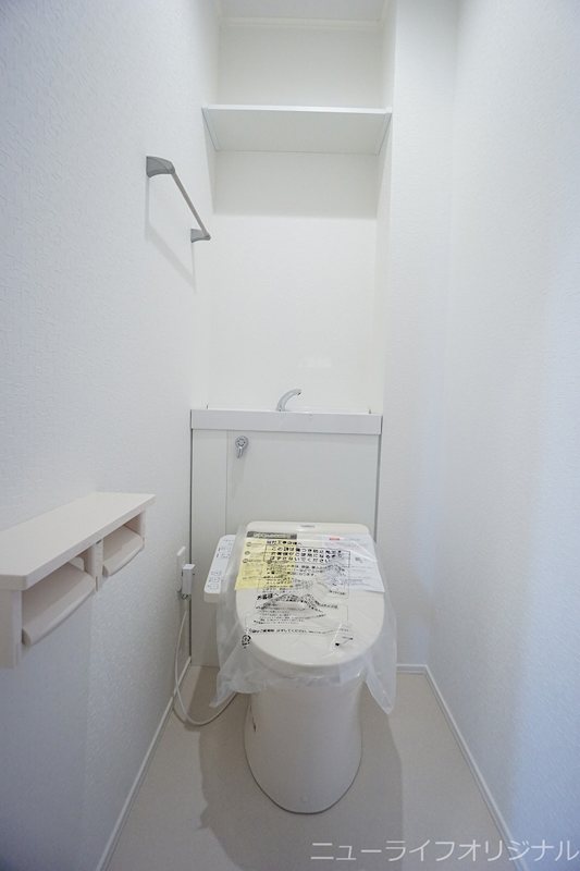 トイレ　温水洗浄便座付きで毎日快適☆上部には便利な吊り棚もあります☆