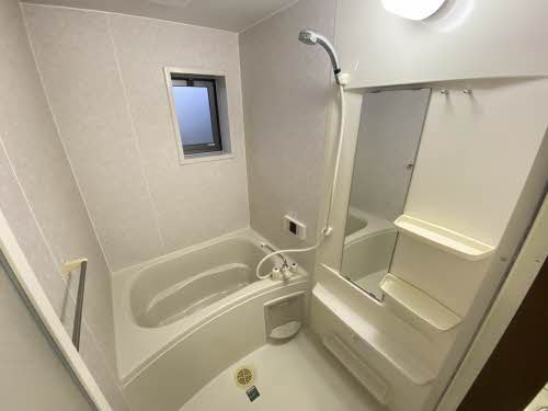 バス・シャワールーム　追い焚き完備☆窓があり換気できます◎