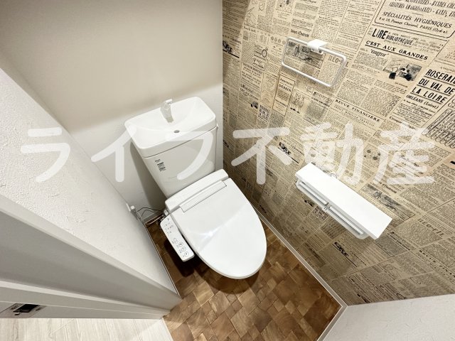 トイレ　落ち着いた色調のトイレです