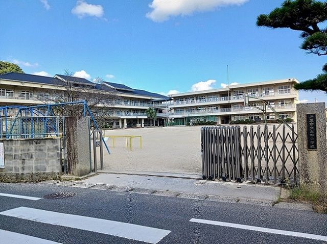 小学校　出部小学校（小学校）まで1300m