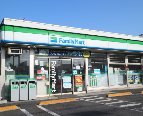 コンビニ　ファミリーマート下馬駒沢通り店（コンビニ）まで425m
