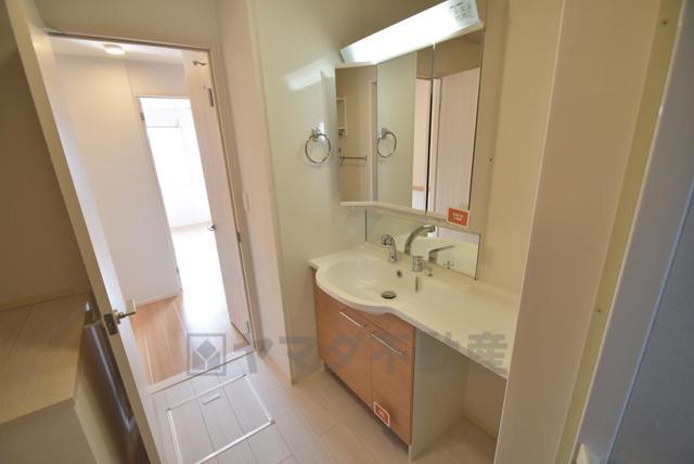 洗面設備　三面鏡付洗面化粧台