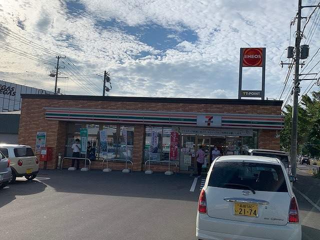 コンビニ　セブンイレブン（コンビニ）まで704m