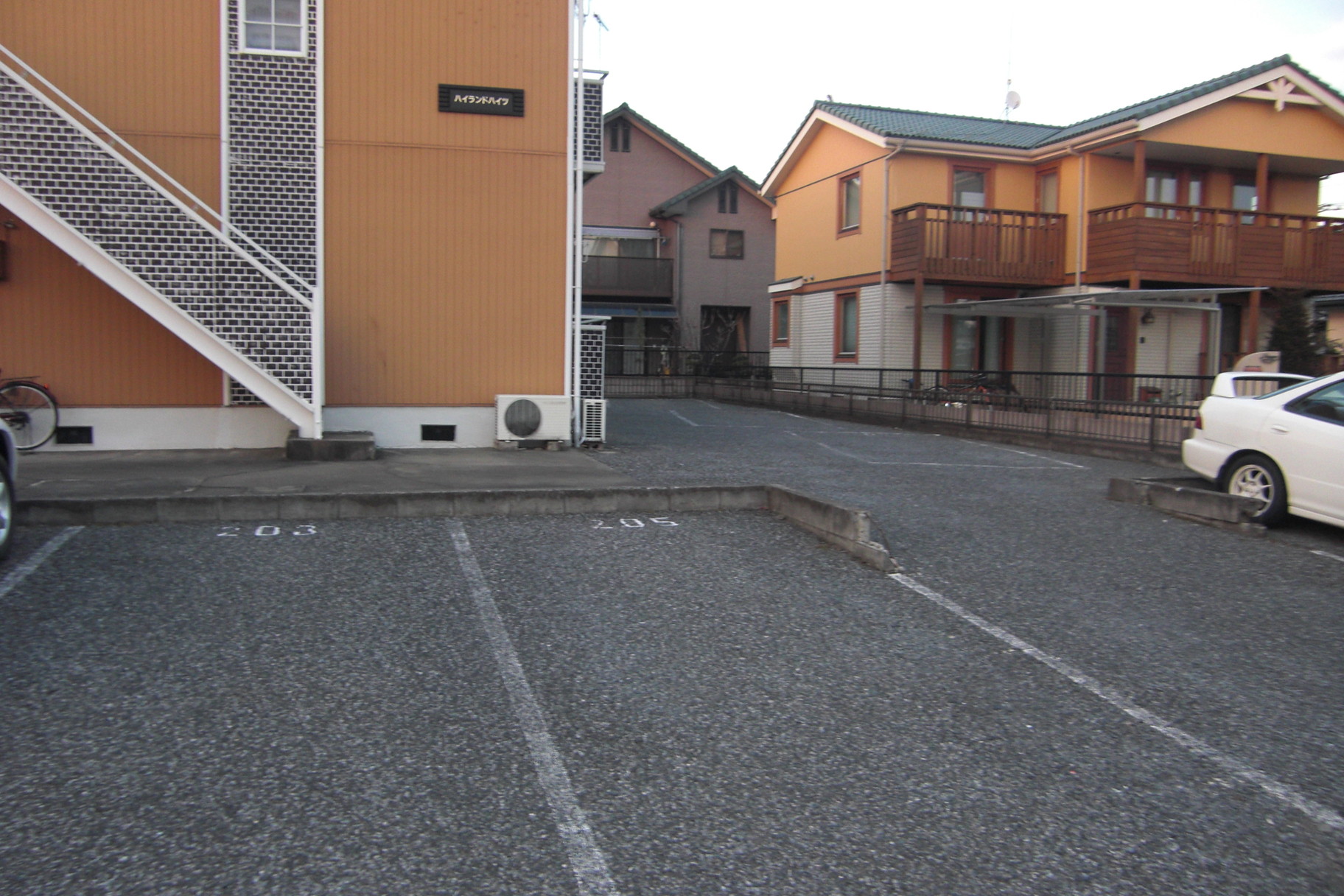 駐車場　広々駐車スペースあり。駐車場1台付き。