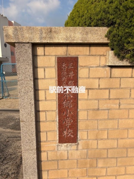 小学校　本郷小学校（小学校）まで1900m