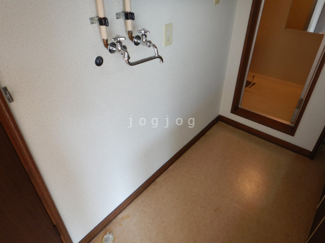 洗面設備　キッチン後ろに排水溝。