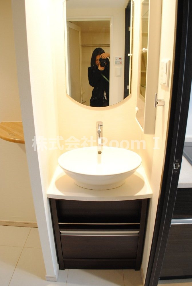 洗面設備　独立洗面台、小物を置くことができて便利です
