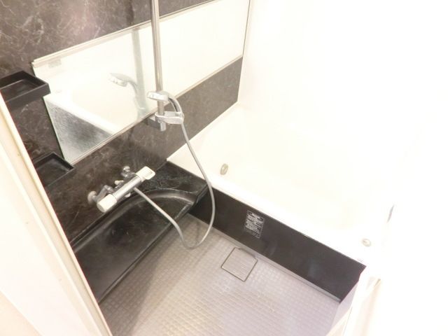 バス・シャワールーム　清潔感のあるバスルームです。