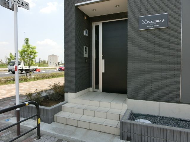 エントランス　建物内へのアプローチ