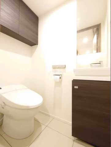 トイレ　別部屋　同一間取りの参考写真になります。