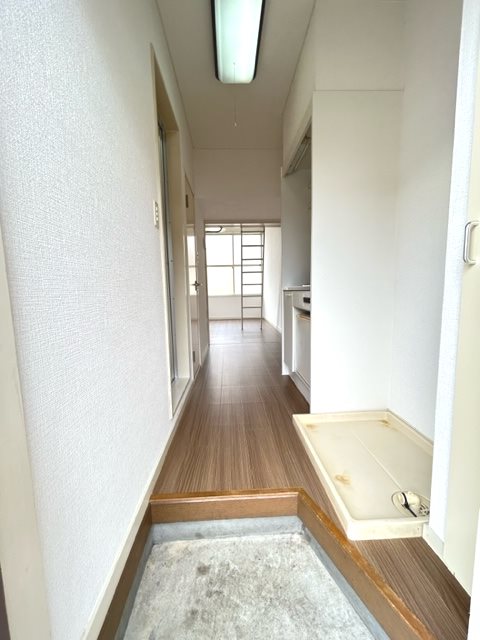 玄関　玄関から見た室内