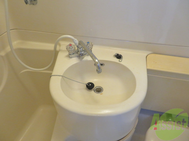 洗面設備　洗面台。朝の身支度はここでばっちり決めましょう。