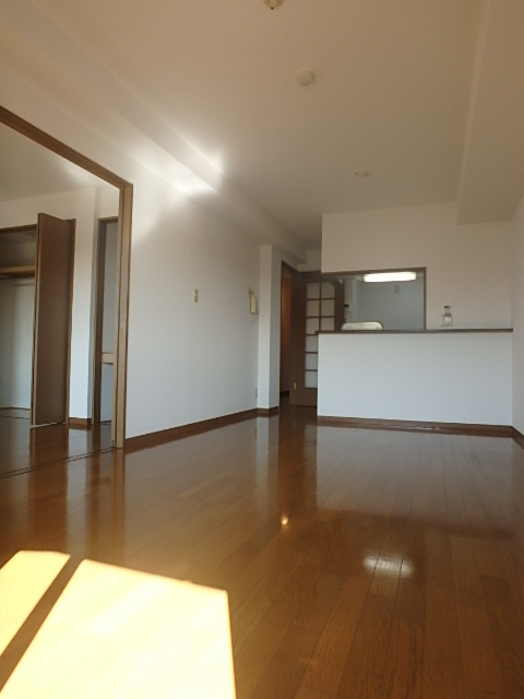 居室・リビング　日当たり良好な明るいリビングです。