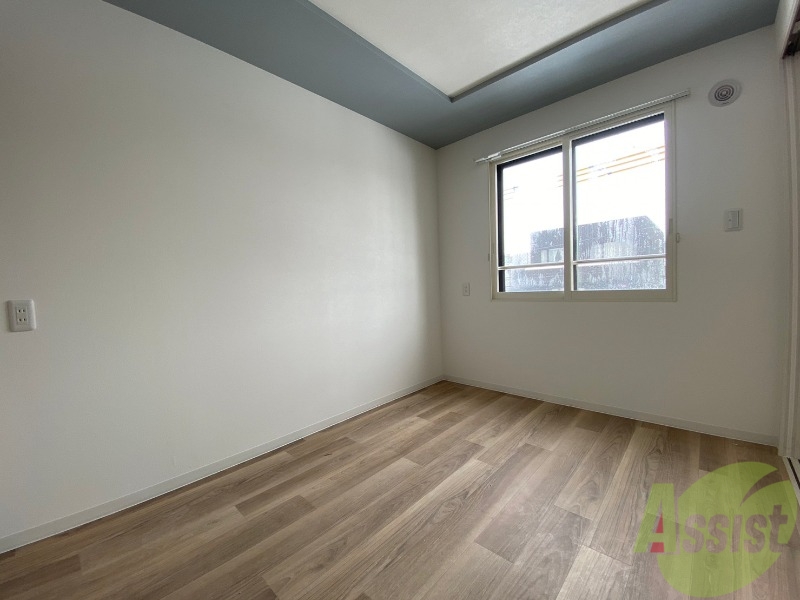 その他部屋・スペース　寝室はこちらです。光が差し込む、温かみのあるお部屋です。