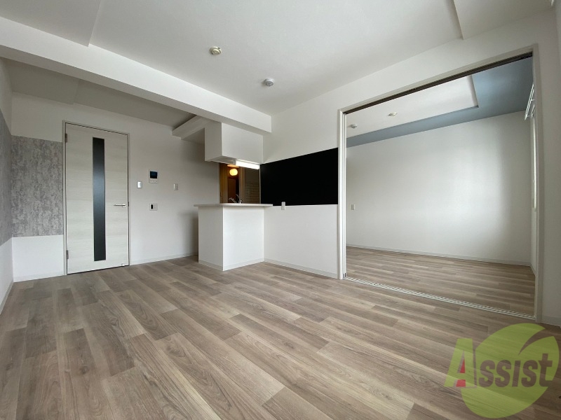 居室・リビング　フローリングや壁の色がお洒落な印象のリビングです。