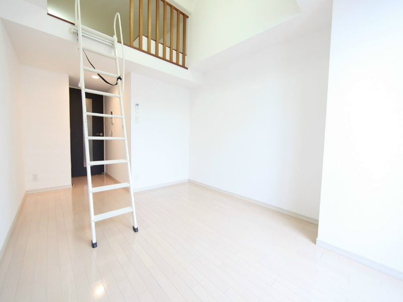 居室・リビング　洋室8.0帖　ロフト5.0帖　バルコニーに面しています