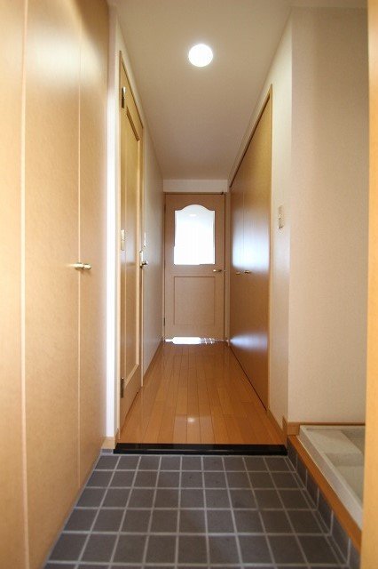 玄関　同物件、別号室のものです。