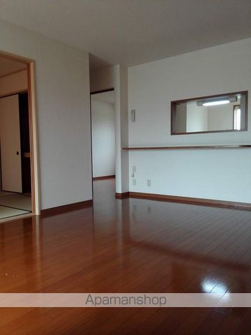 カルムガーデン岩出の居間写真