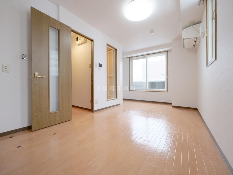 居室・リビング　８帖