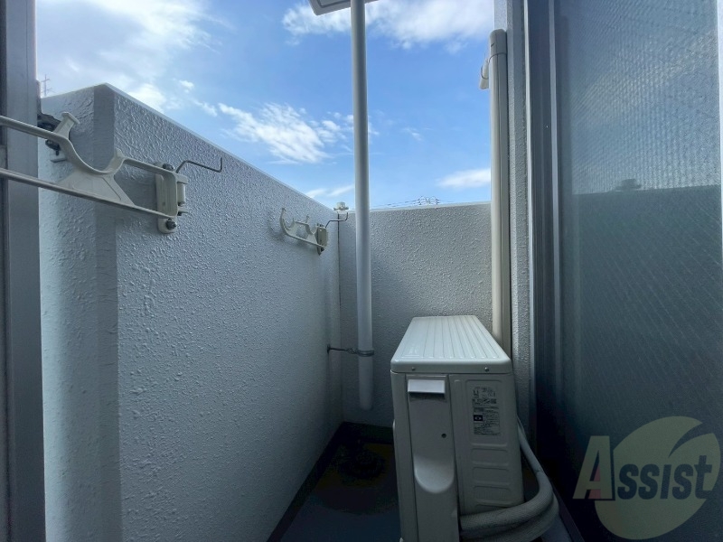 バルコニー　バルコニーです。洗濯物を干すもよし、一息つくもよしですね。