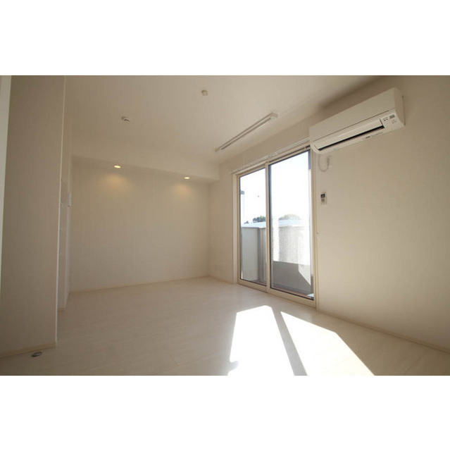 居室・リビング　（内装写真は全て１０１号室です）