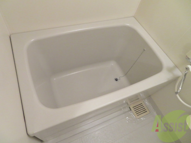 バス・シャワールーム　湯船があるので、疲れた時はゆっくりと湯船につかりましょう。