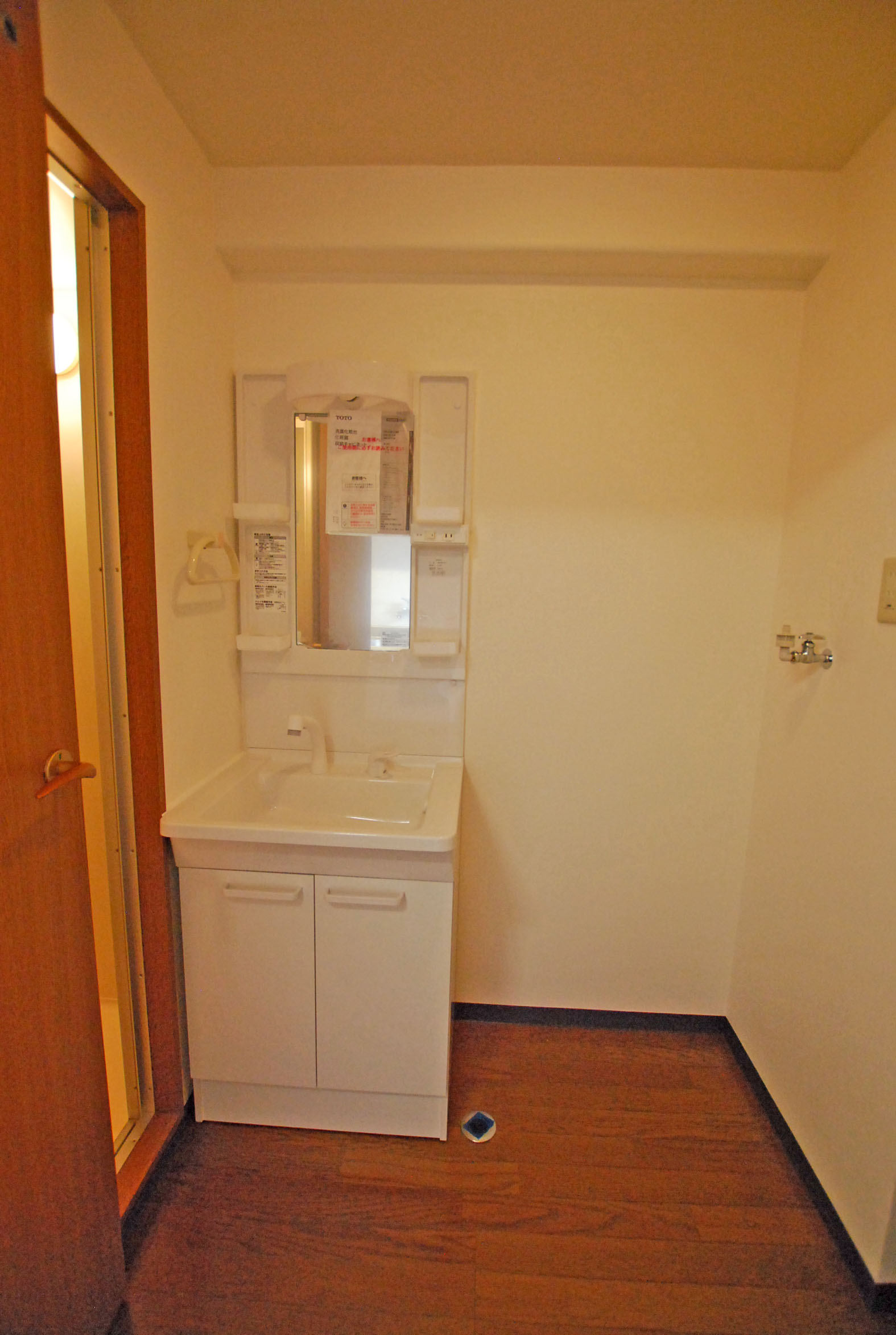 洗面設備　洗面台の隣が洗濯機置き場です