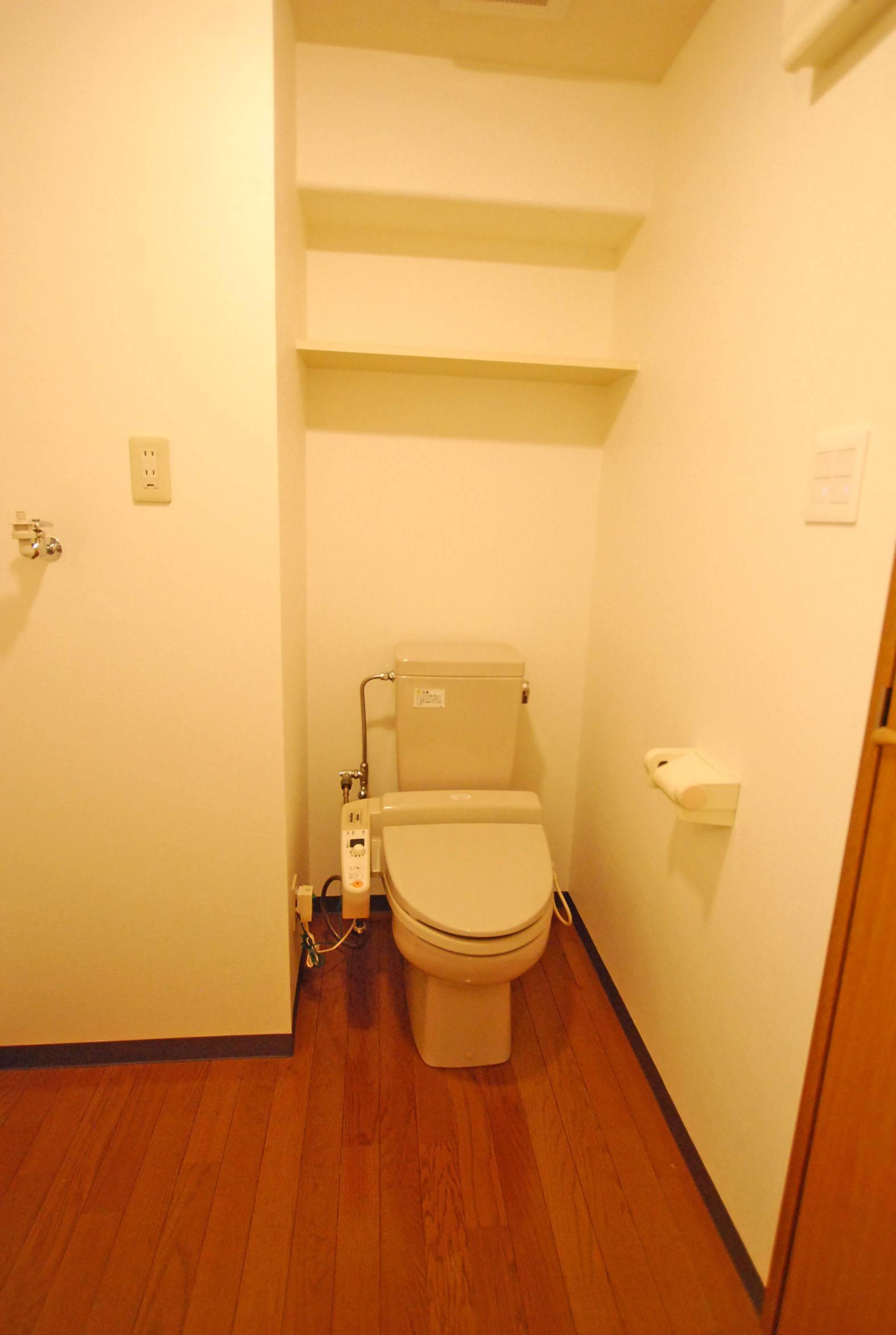 トイレ　温水洗浄便座　洗面台と同じフロアにあります