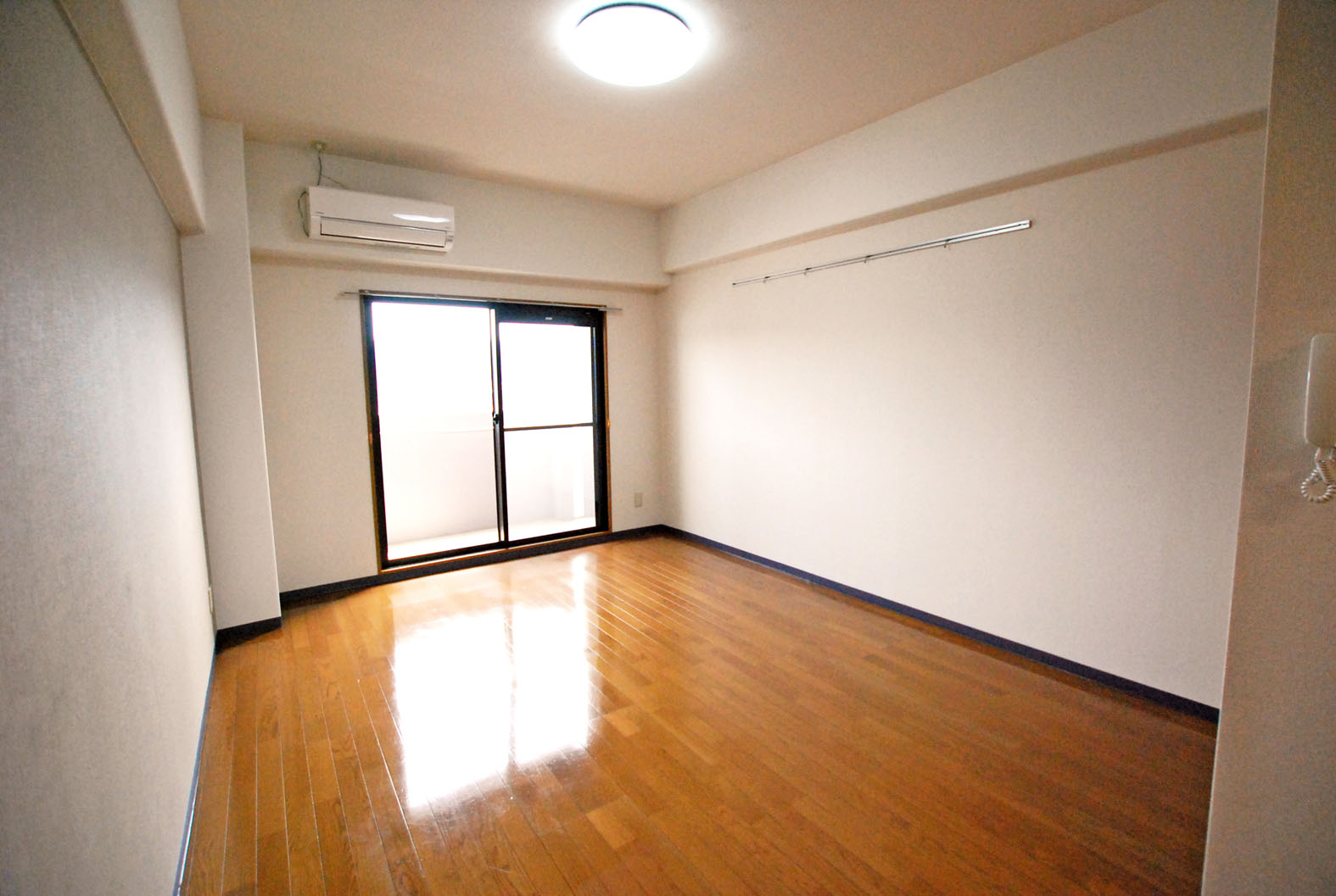 その他部屋・スペース　部屋の中から窓側を見たところ