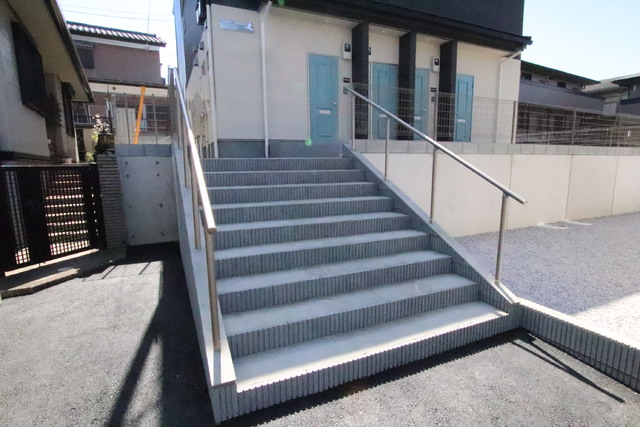 エントランス　建物へ続く階段♪