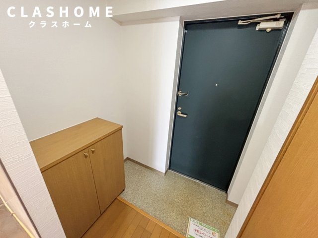 玄関　同物件の別部屋になります。
