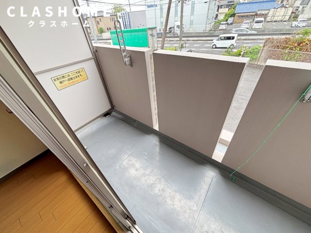 バルコニー　同物件の別部屋になります。