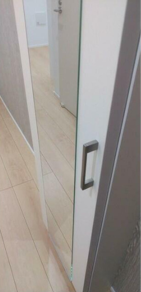 玄関　シューズクローゼットは姿見付きです