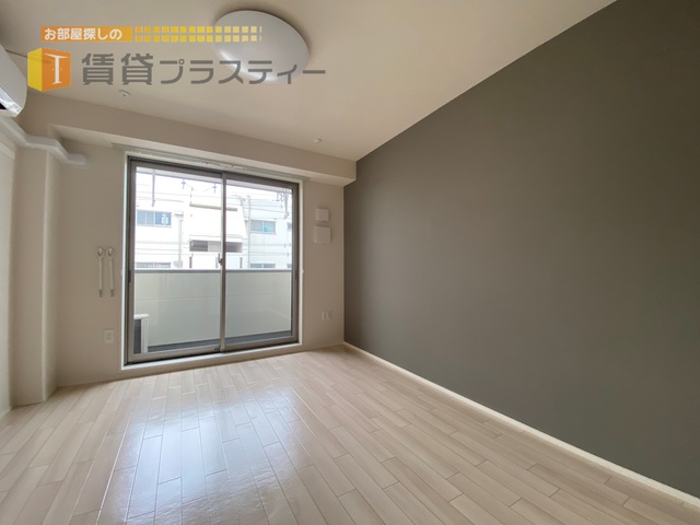 居室・リビング　日が差し込む明るいお部屋です。