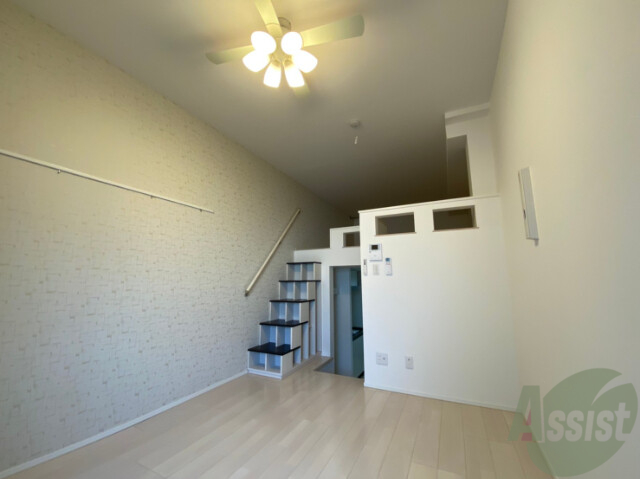 居室・リビング　６．１帖の洋室です。広々として、きれいですね。