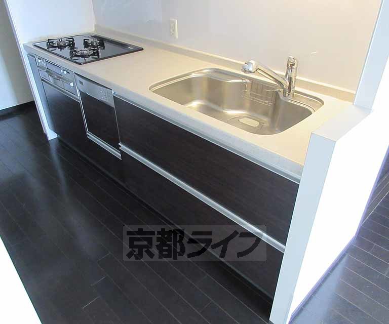 バス・シャワールーム　分譲ならではの広いキッチンです！