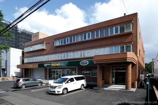 スーパー　C＆Cキャロット本店（スーパー）まで606m