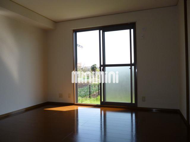 居室・リビング　窓用シャッター完備でＡＬＬフローリングのＬＤＫスペースです