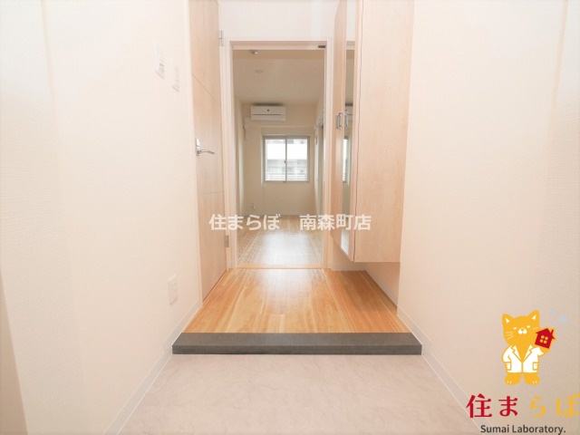 玄関　「気になったら、LINEで気軽に相談できますよ。」