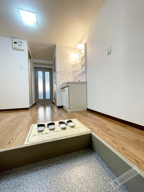 玄関　落ち着いた玄関、やっぱりフローリング。