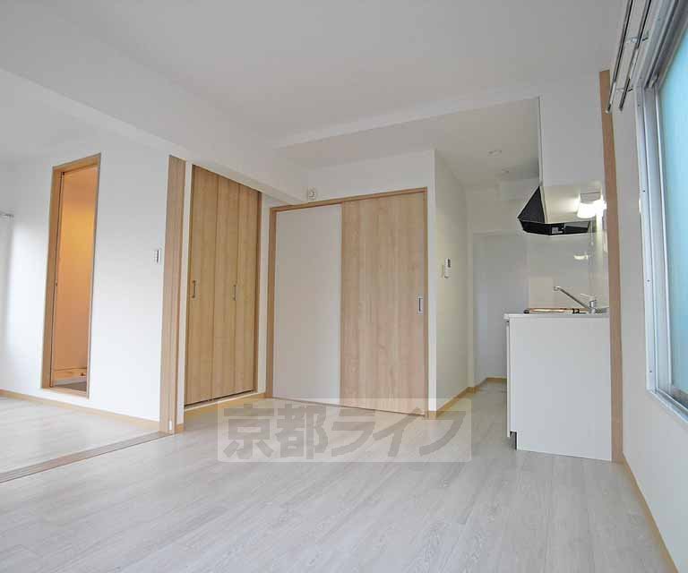 居室・リビング　広々として、綺麗な室内です。