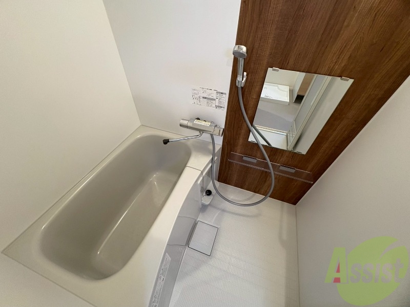 バス・シャワールーム　浴槽は体全身が浸かるくらいの大きさでした。