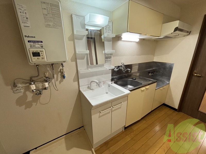 洗面設備　独立洗面台です。大きくてよいですね。シャンプーもできます。