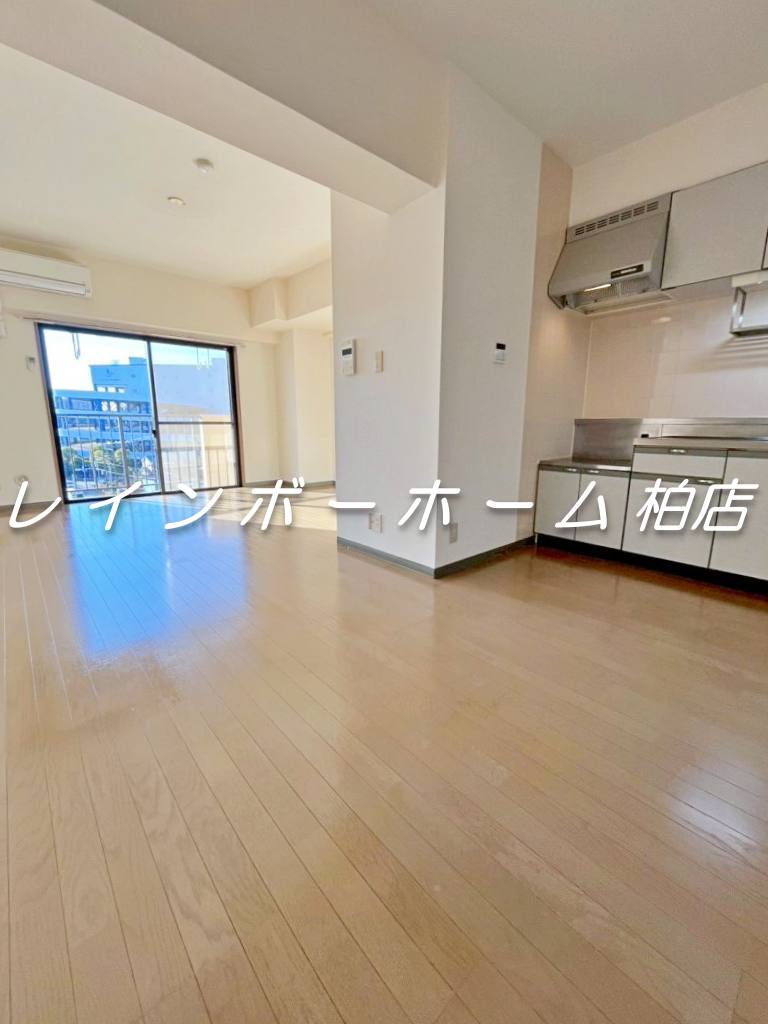 その他部屋・スペース　広くて明るい寝室