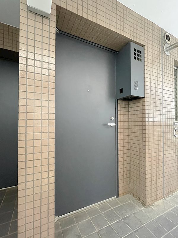 玄関　戸別間のある玄関ドア