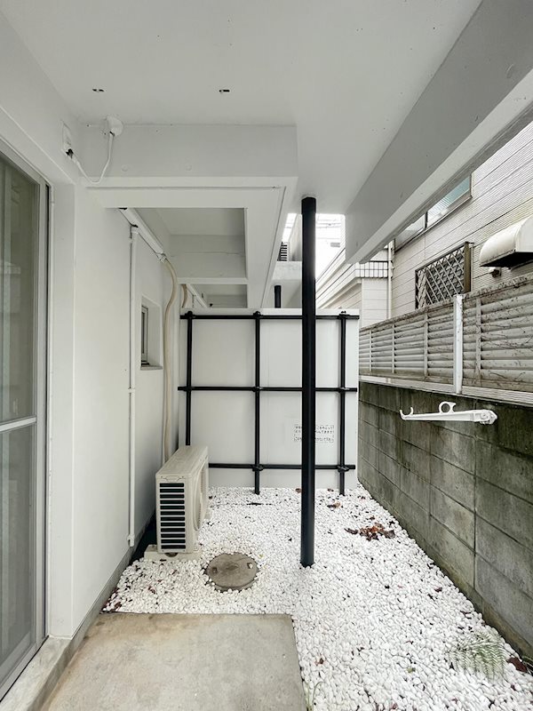 バルコニー　庇のある専用庭。直射日光を防いでいます