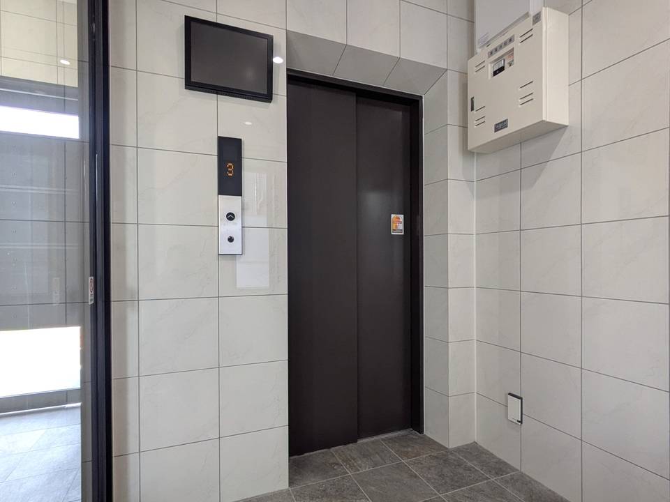 エントランス　エレベーター